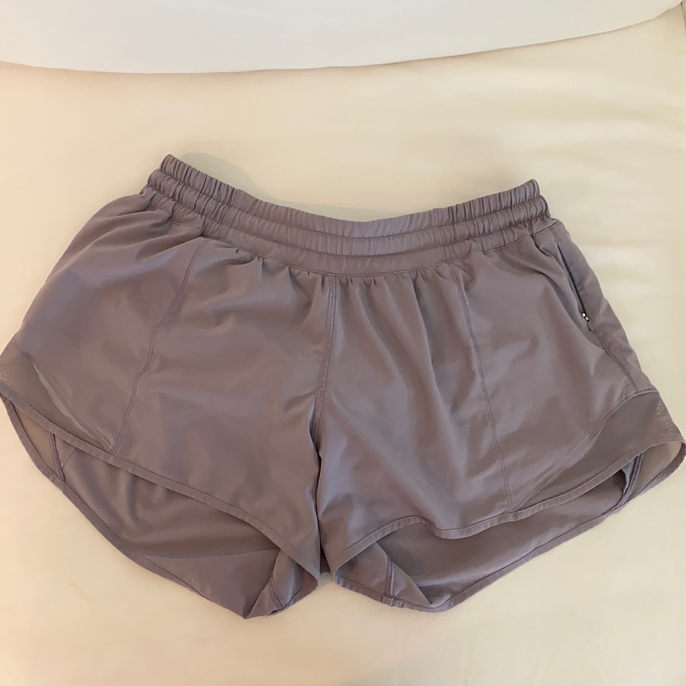 Lululemon hotty hot mid rise short 4”